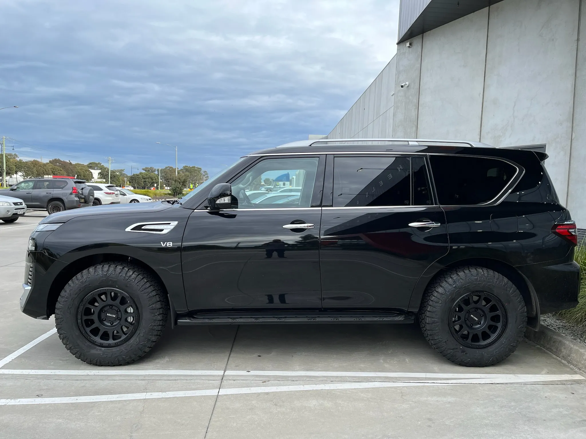 NISSAN PATROL Y62 with METHOD 305 NV DOUBLE BLACK 18X9 |  | NISSAN